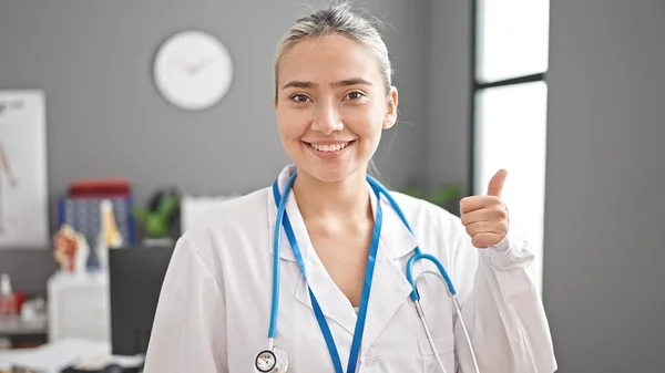 Young Beautiful Hispanic Woman Doctor Doing Thumb Clinic — Stock Photo, Image