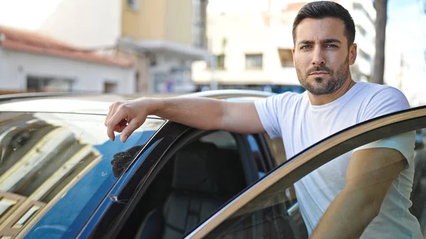 Young Hispanic Man Leaning Car Door Relaxed Expression Street — Stock Photo, Image