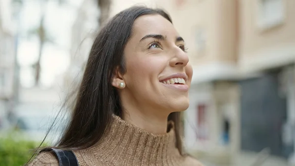 Young Beautiful Hispanic Woman Smiling Confident Looking Sky Street — ストック写真