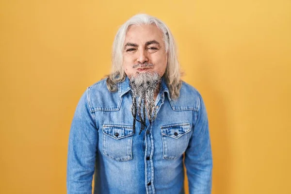 Mann Mittleren Alters Mit Grauen Haaren Die Vor Gelbem Hintergrund — Stockfoto