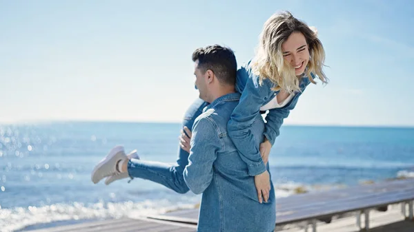 Man Woman Couple Smiling Confident Holding Girlfriend Air Turning Seaside — ストック写真