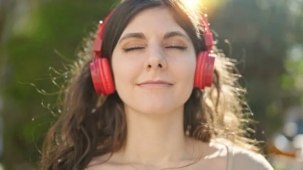 Joven Mujer Hispana Hermosa Escuchando Música Respirando Parque —  Fotos de Stock