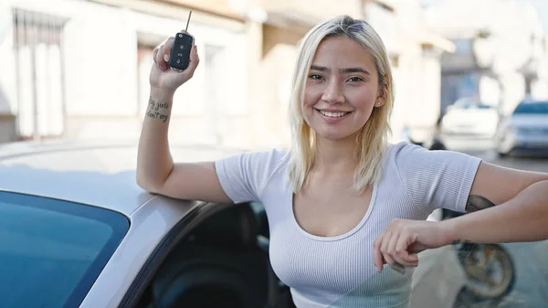 Młoda Piękna Latynoska Kobieta Opierająca Się Drzwi Samochodu Trzymając Klucz — Zdjęcie stockowe