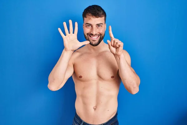 Schöner Hispanischer Mann Der Ohne Hemd Dasteht Und Mit Finger — Stockfoto