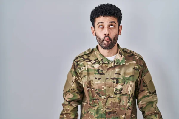 Arabský Muž Maskovací Armádní Uniformě Dělá Rybí Ksicht Rty Bláznivým — Stock fotografie