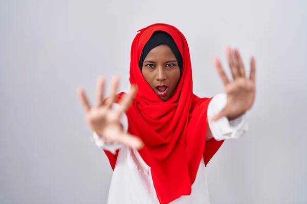 Junge Arabische Frau Mit Traditionellem Islamischen Hijab Schal Macht Stop — Stockfoto