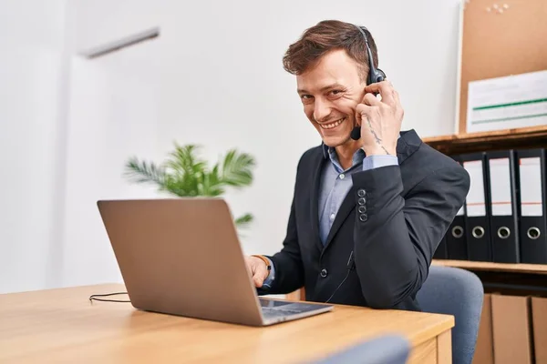 Jovem Agente Call Center Sorrindo Confiante Falando Escritório — Fotografia de Stock