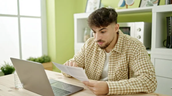 Fiatal Arab Férfi Használ Laptop Olvasási Dokumentumot Otthon — Stock Fotó