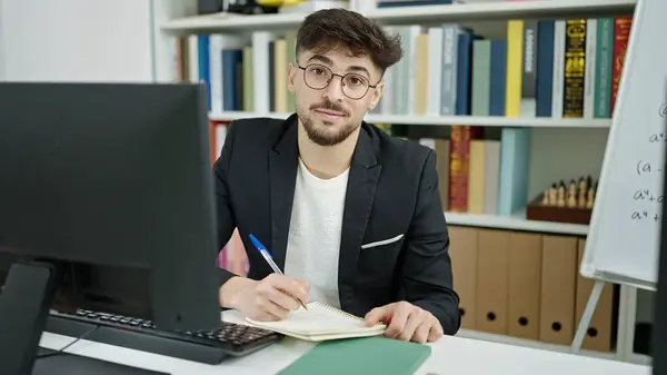 Tânăr Student Arab Folosind Scrierea Calculator Notebook Sala Clasă Universitară — Fotografie, imagine de stoc