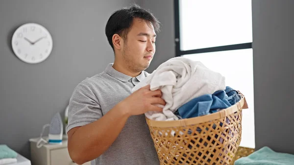 Wäschekorb Mit Kleidung Mit Ernstem Gesichtsausdruck Der Waschküche — Stockfoto