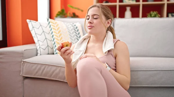 운동복을 가집에서 사과를 — 스톡 사진