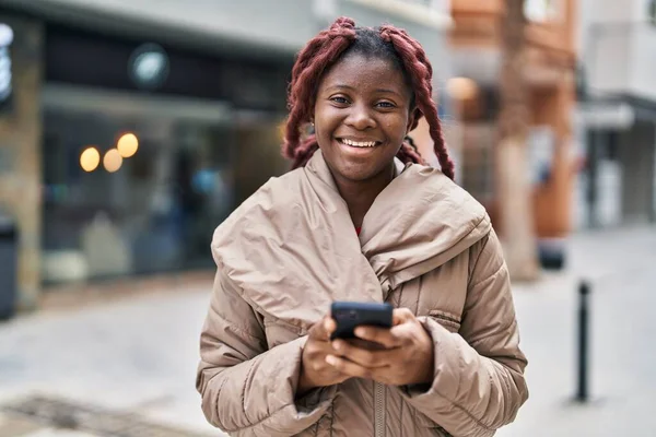 Afroamerykanka Uśmiecha Się Pewnie Pomocą Smartfona Ulicy — Zdjęcie stockowe