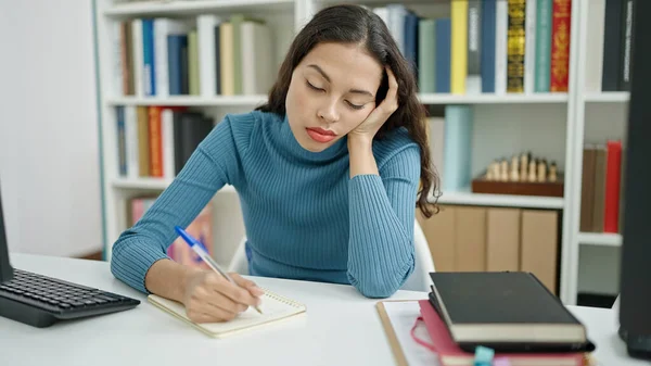 年轻美丽的惊慌失措的女学生在大学课堂上写着疲惫的笔记 — 图库照片