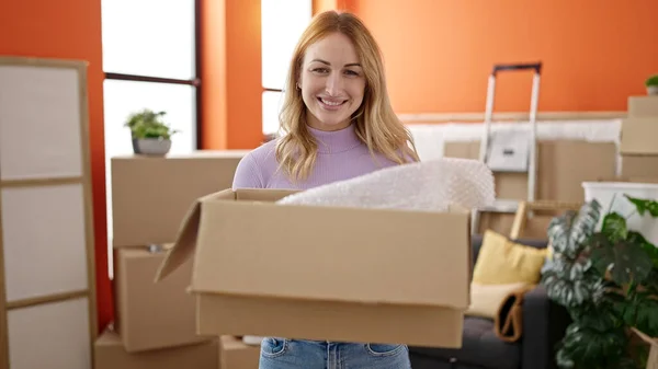 Young Beautiful Hispanic Woman Smiling Confident Holding Package New Home —  Fotos de Stock