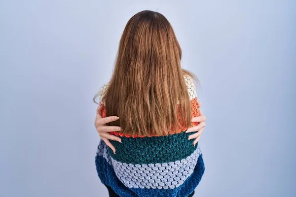 Mladá Hispánka Stojící Nad Modrým Pozadím Šťastně Objímající Pozpátku Self — Stock fotografie