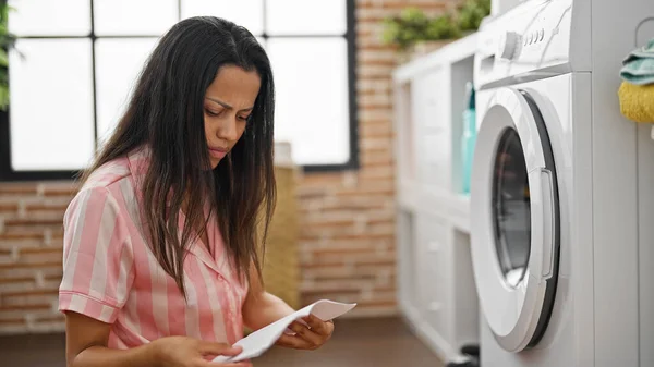 Ung Vacker Latinamerikansk Kvinna Läser Tvättmaskin Instruktion Tvättstuga — Stockfoto