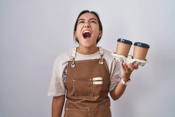 Genç Spanyol Kadın Profesyonel Garson Önlüğü Giymiş Elinde Kahveyle Öfkeli — Stok fotoğraf