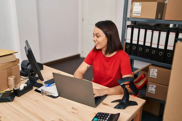 Young Beautiful Hispanic Woman Ecommerce Business Worker Using Laptop Office — Foto de Stock