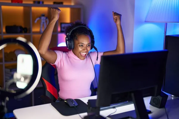アフリカ系アメリカ人女性のストリーマーは ゲームルームで勝者の式でビデオゲームをプレイ — ストック写真