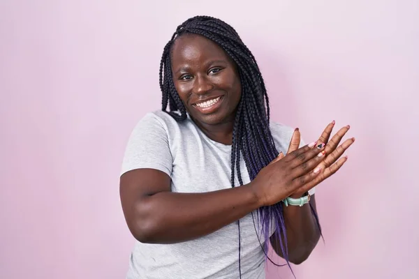 Joven Mujer Africana Pie Sobre Fondo Rosa Aplaudiendo Aplaudiendo Felices — Foto de Stock