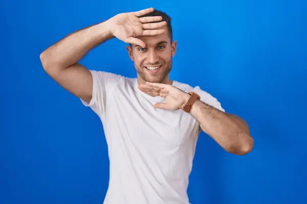 Jeune Homme Caucasien Debout Sur Fond Bleu Souriant Gai Jouer — Photo