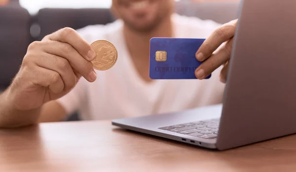 Jonge Spaanse Man Met Litecoin Crypto Geld Creditcard Thuis — Stockfoto