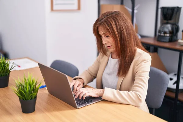 Middle Age Woman Business Worker Using Laptop Working Office — Stockfoto
