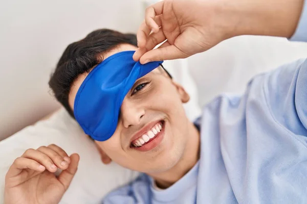 Jonge Niet Binaire Man Draagt Slaapmasker Liggend Bed — Stockfoto