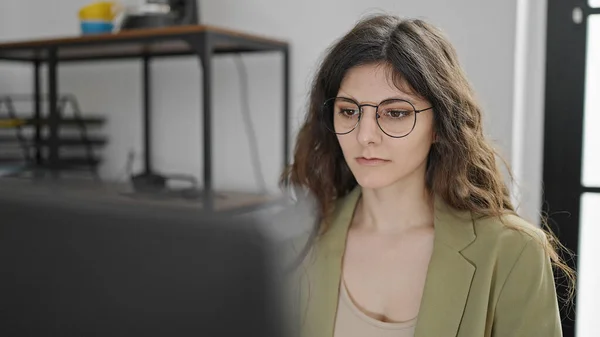 Νεαρή Όμορφη Ισπανίδα Επιχειρηματίας Χρησιμοποιώντας Υπολογιστή Που Εργάζεται Στο Γραφείο — Φωτογραφία Αρχείου