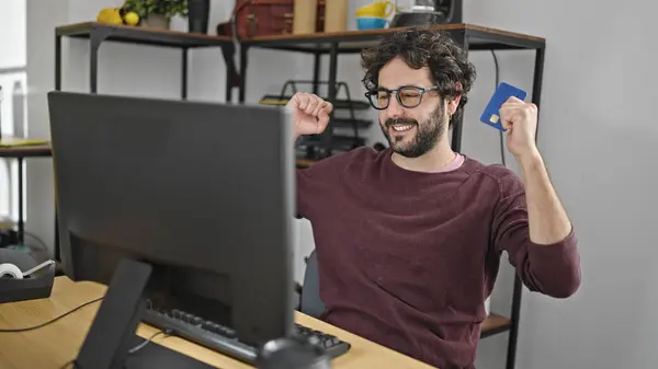 Fiatal Spanyol Férfi Üzleti Dolgozó Számítógépes Hitelkártya Dolgozik Irodában — Stock Fotó