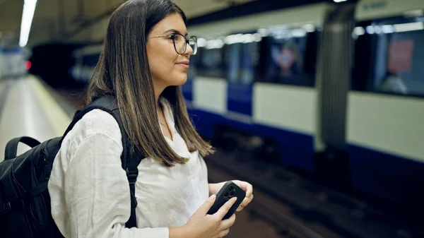 Joven Mujer Hispana Guapa Esperando Metro Usando Smartphone Estación Metro —  Fotos de Stock