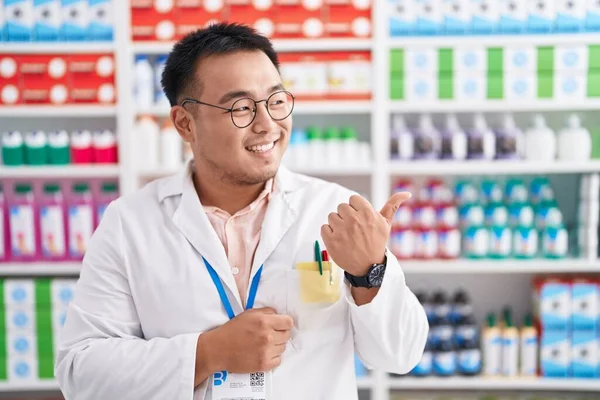 Jovem Chinês Trabalhando Farmácia Farmácia Sorrindo Com Rosto Feliz Olhando — Fotografia de Stock
