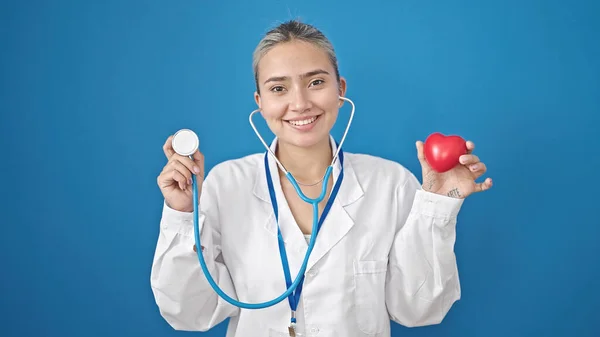 Genç Güzel Spanyol Doktor Gülümsüyor Steteskop Kalbi Izole Edilmiş Mavi — Stok fotoğraf