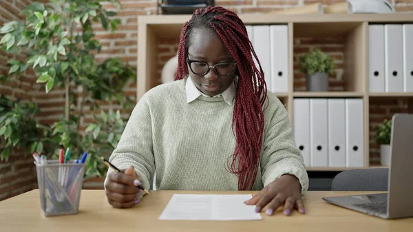 Mulher Africana Com Cabelo Trançado Assinando Documento Escritório — Fotografia de Stock