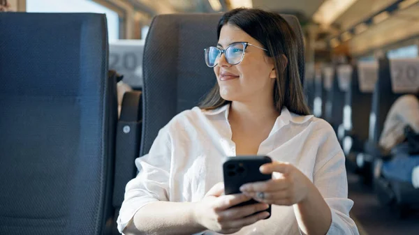 Ung Vacker Latinamerikansk Kvinna Ler Med Smartphone Sitter Inne Tåg — Stockfoto