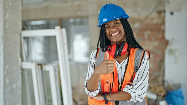 Afrykański Amerykański Budowniczy Kobieta Uśmiecha Się Pewnie Robi Gest Kciuk — Zdjęcie stockowe