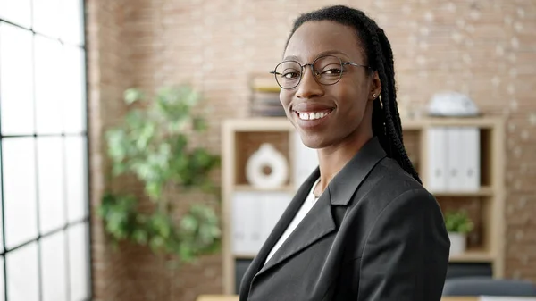 非裔美国女实业家笑着自信地站在办公室 — 图库照片