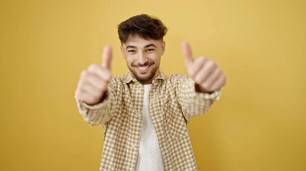 Zole Edilmiş Sarı Arka Planda Gülümseyen Genç Bir Arap — Stok fotoğraf