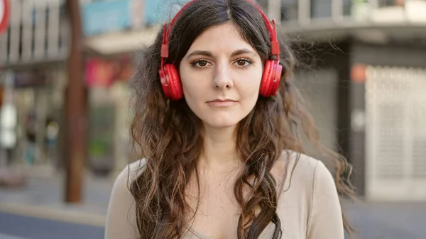 Giovane Bella Donna Ispanica Ascoltare Musica Con Espressione Seria Strada — Foto Stock