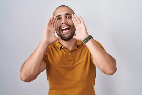 Hispanic Man Beard Standing White Background Smiling Cheerful Playing Peek — Foto Stock