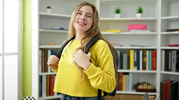 Joven Estudiante Rubia Sonriendo Confiada Usando Mochila Universidad Biblioteca —  Fotos de Stock