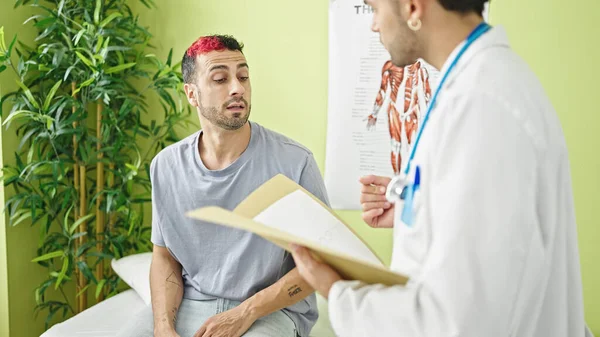 Två Män Läkare Och Patient Som Har Medicinsk Konsultation Talar — Stockfoto