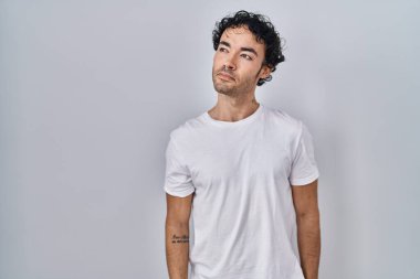 Soyutlanmış arka planda duran İspanyol bir adam gülümseyip yan tarafa bakıyor ve düşünüyor.. 