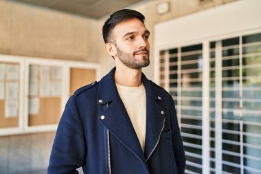 Sokak 'ta şehrin haritasını tutan genç bir İspanyol.