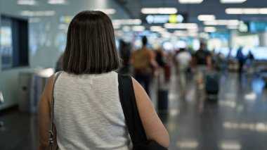 Genç ve güzel İspanyol kadın havaalanına seyahate gidiyor.