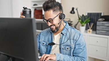 Genç Latin iş adamı ofiste video görüşmesi yapıyor.