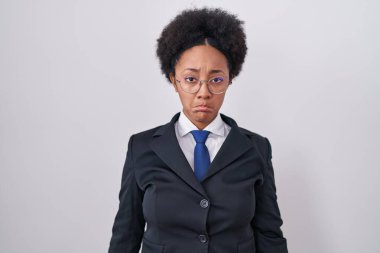 Kıvırcık saçlı, iş ceketi ve gözlük takan güzel bir Afrikalı kadın depresyonda ve sıkıntıdan korkuyor, kızgın ve korkuyor. hüzünlü ifade. 