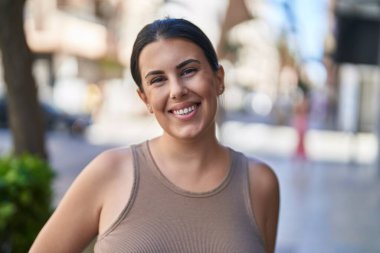 Sokakta kendine güvenen güzel İspanyol bir kadın.