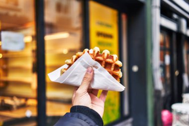  Sokakta waffle tutan adamın eli