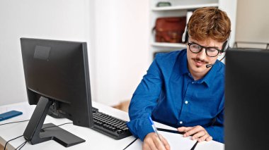 Genç İspanyol iş adamı ofiste video görüşmesi yapıyor.